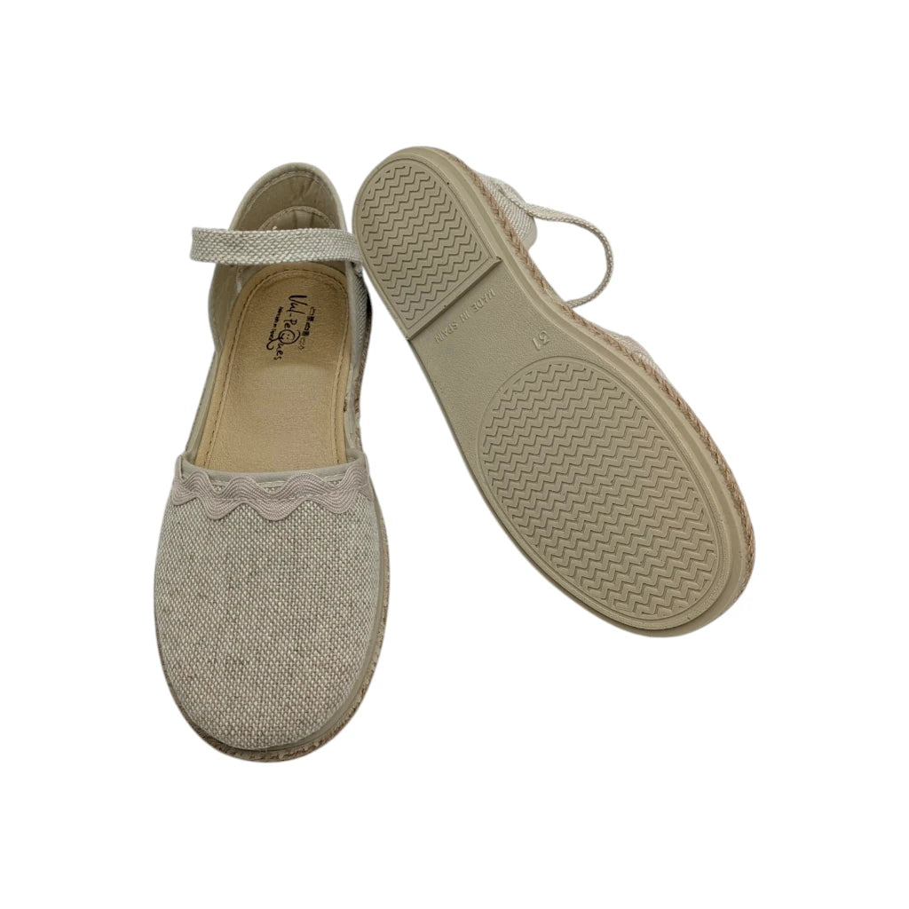 Vista frente y suela de alpargata de niña con suela de yute trenzado y pulsera.