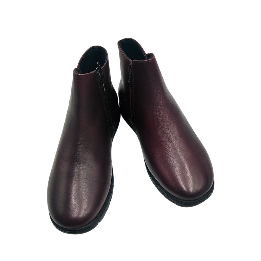 Botín bajo con cremallera en color burdeos Laura Azaña