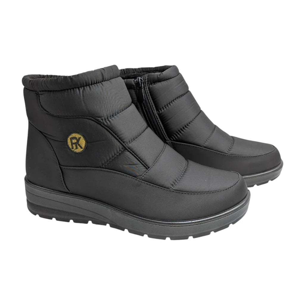 Botín bajo Pikarinas tipo anorak en color negro para mujer, vista lateral.