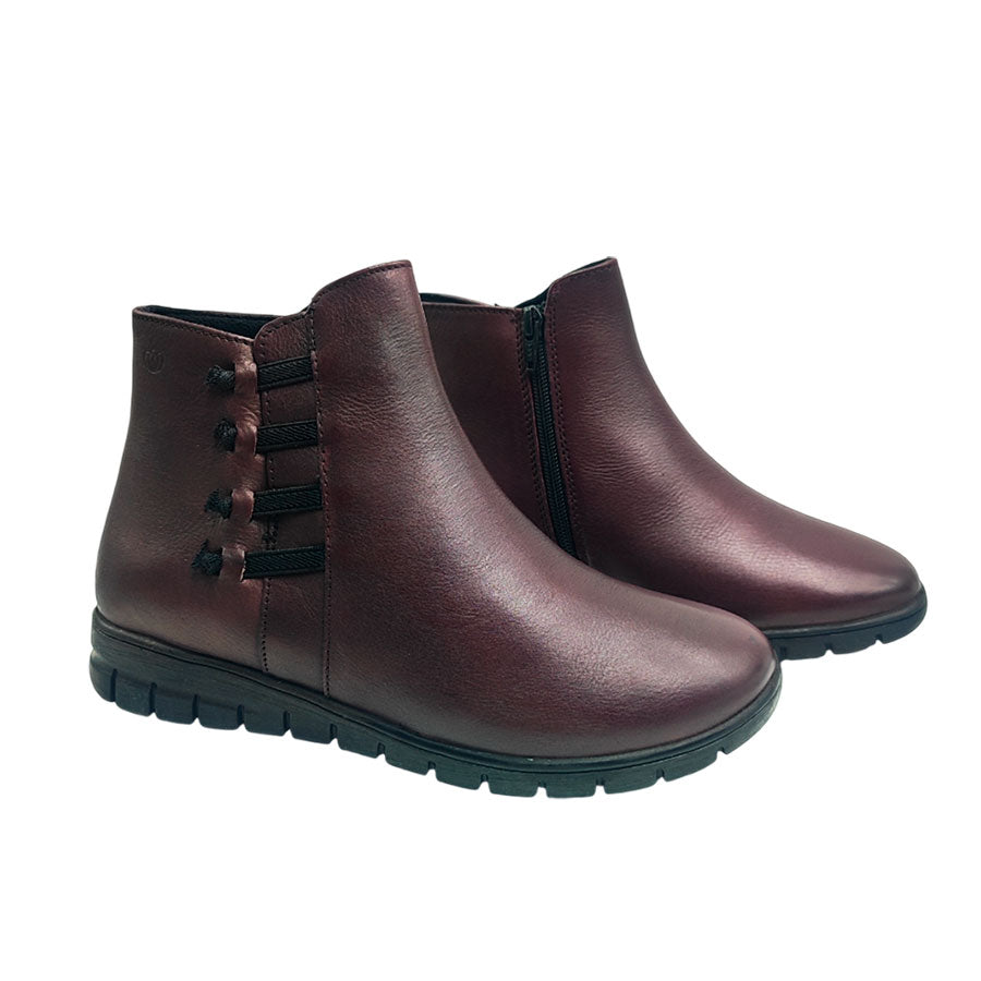 Botín burdeos de Laura Azaña en plano