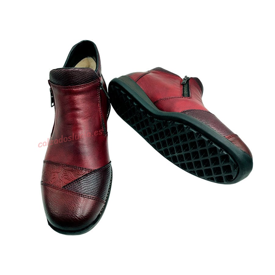 Bota baja con grabados y cremallera