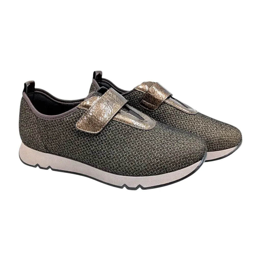 Deportivo casual de vestir Doctor Cutillas 87410 en color bronce con detalles metalizados.