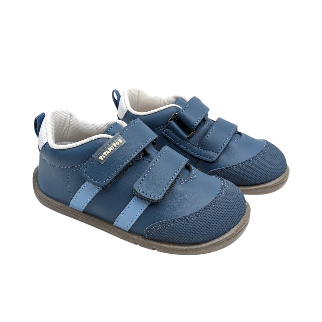 Zapatilla deportiva respetuosa infantil Titanitos modelo Mauro en color azul jeans con doble velcro.