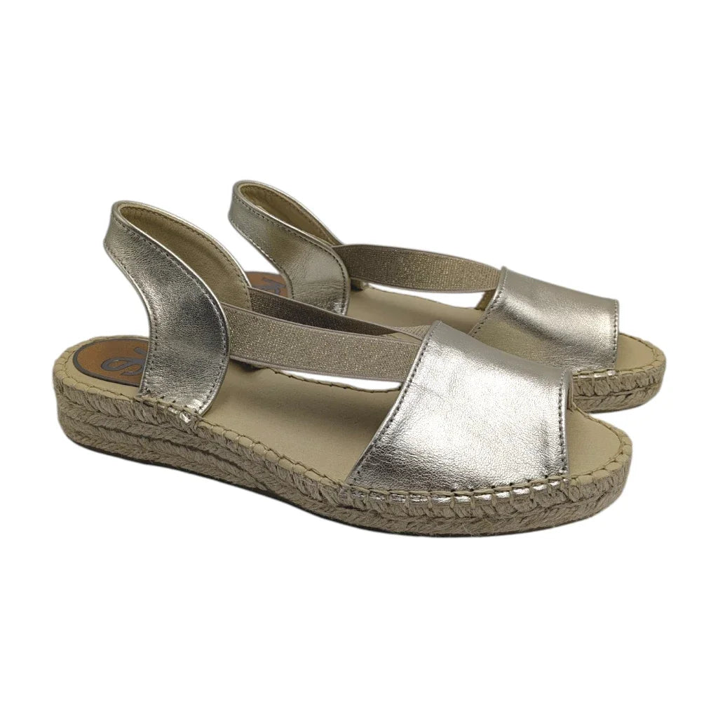 Sandalias menorquinas Salvi de piel metalizada dorada con suela de yute sobre fondo blanco.
