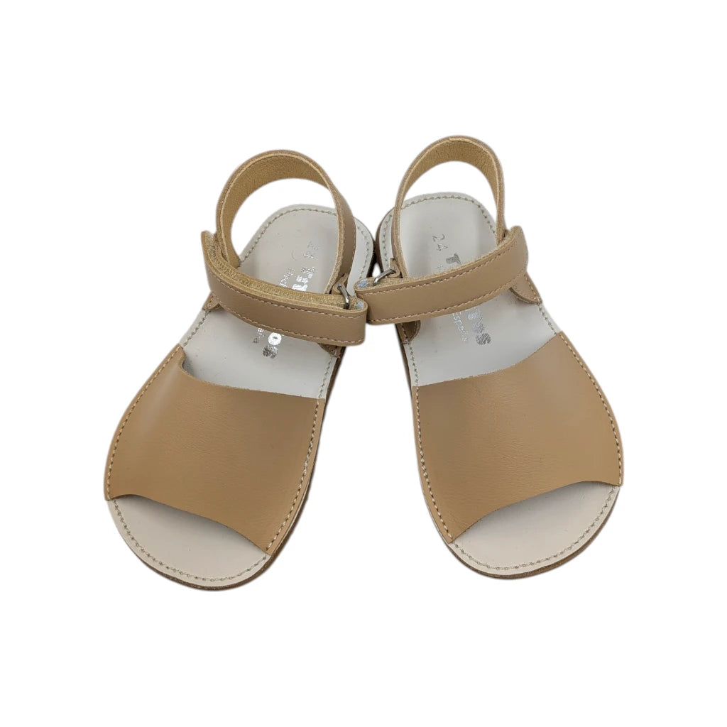 Pareja de sandalias menorquinas Titanitos para primeros pasos en piel suave color camel.