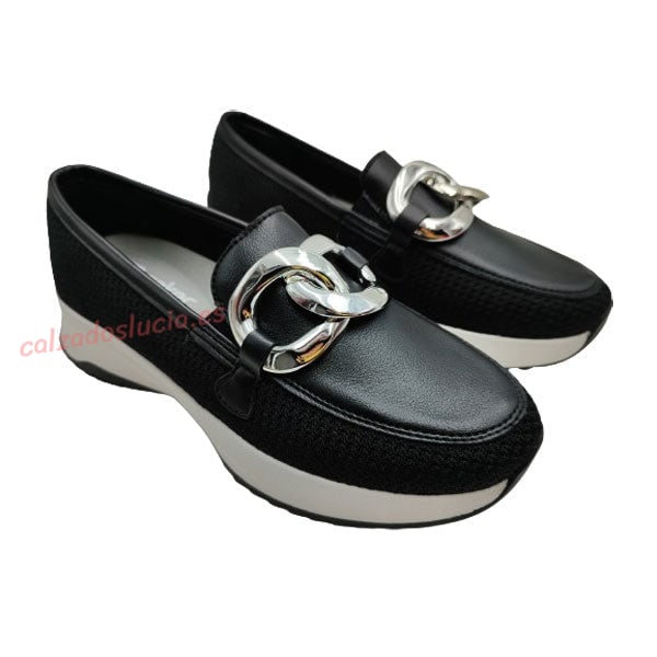 Mocasín Rieker con adorno de cadena