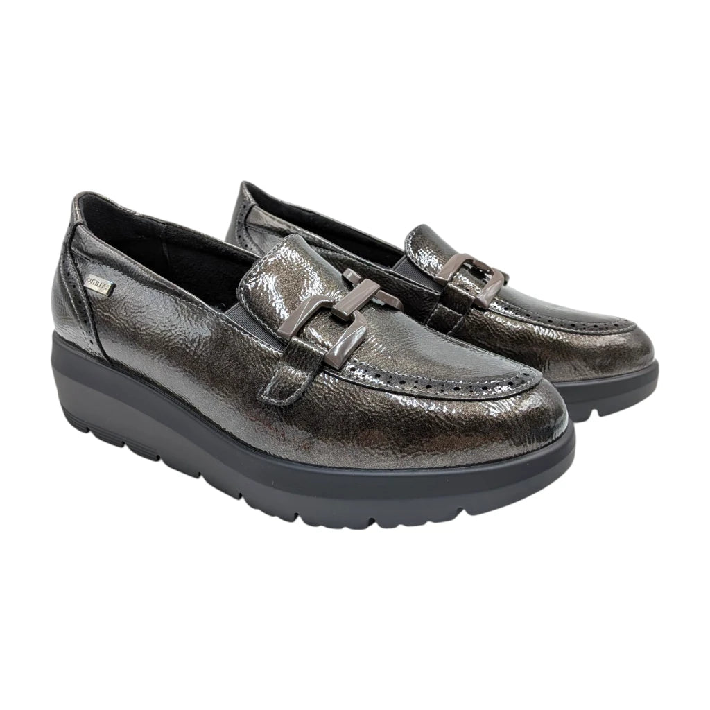 Mocasín con cuña para mujer Doctor Cutillas 86051 en tono plomo metalizado con adorno en el empeine.