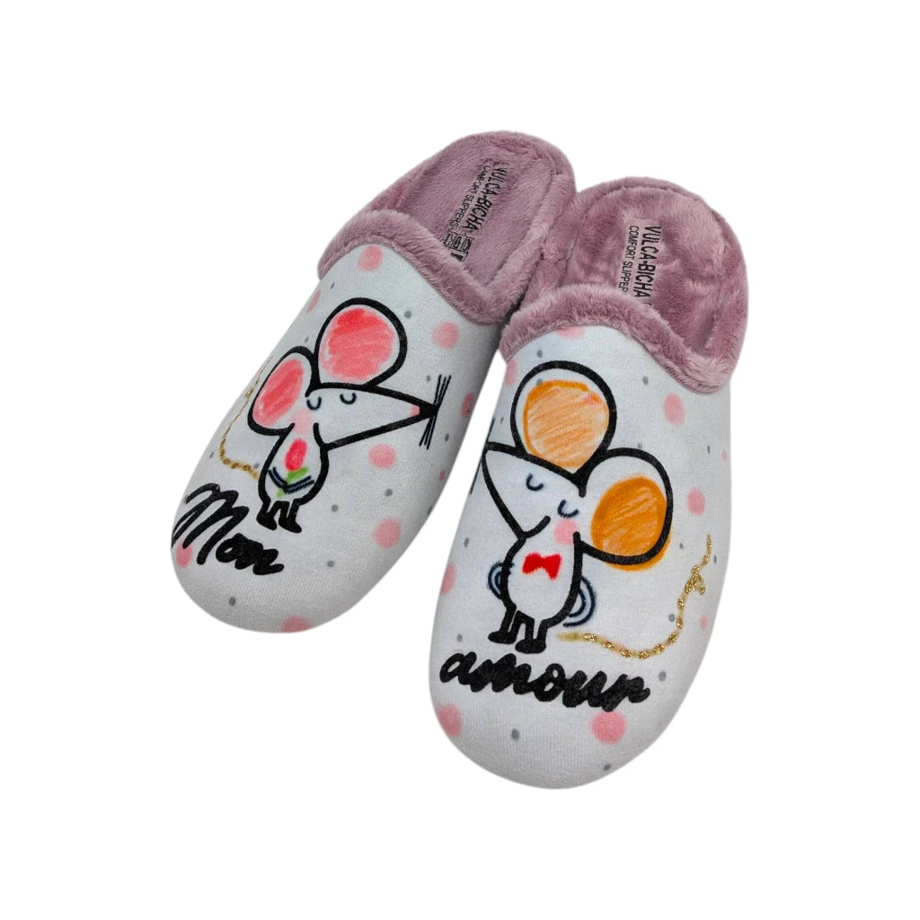 Primer plano del estampado de ratoncitos con detalles dorados y textura suave de zapatilla de hogar.