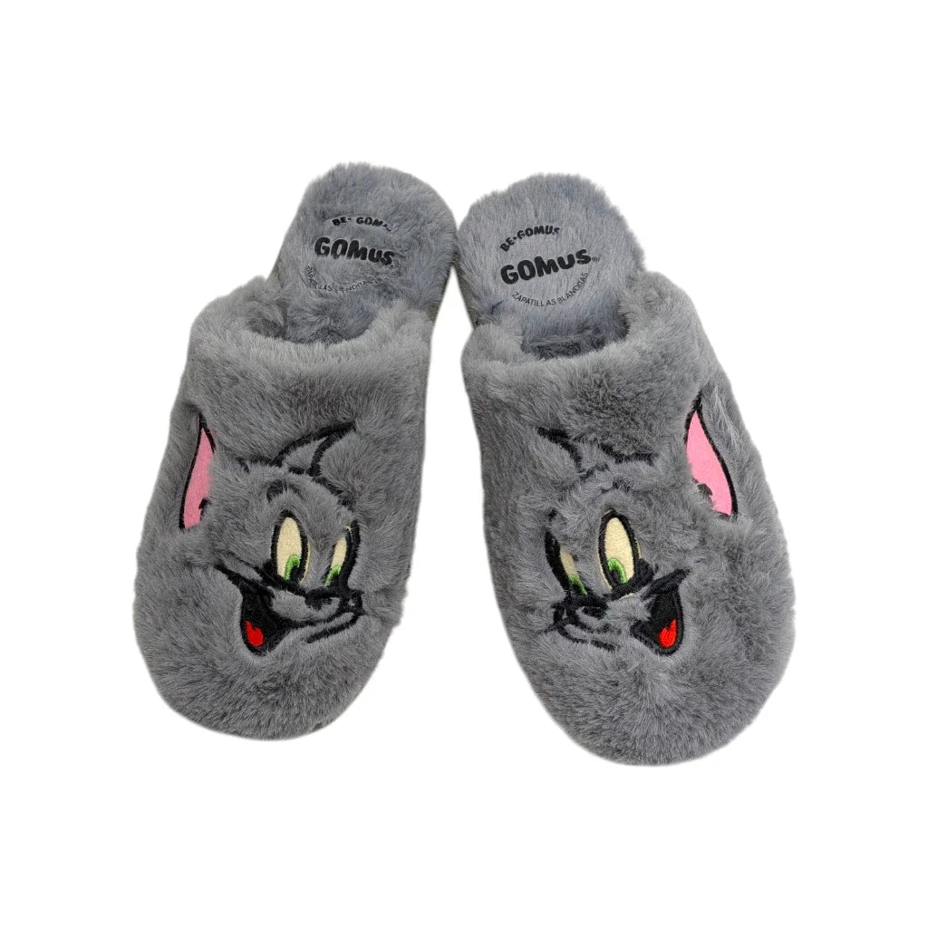Detalle del bordado frontal con cara de gato y orejitas en zapatilla de pelo gris.