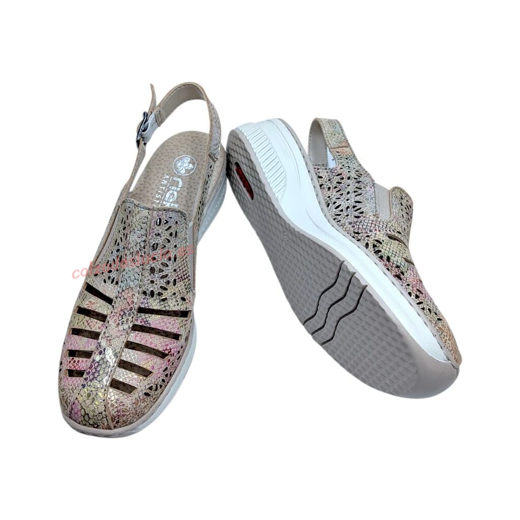 Sandalia de cuña con puntera cerrada Rieker