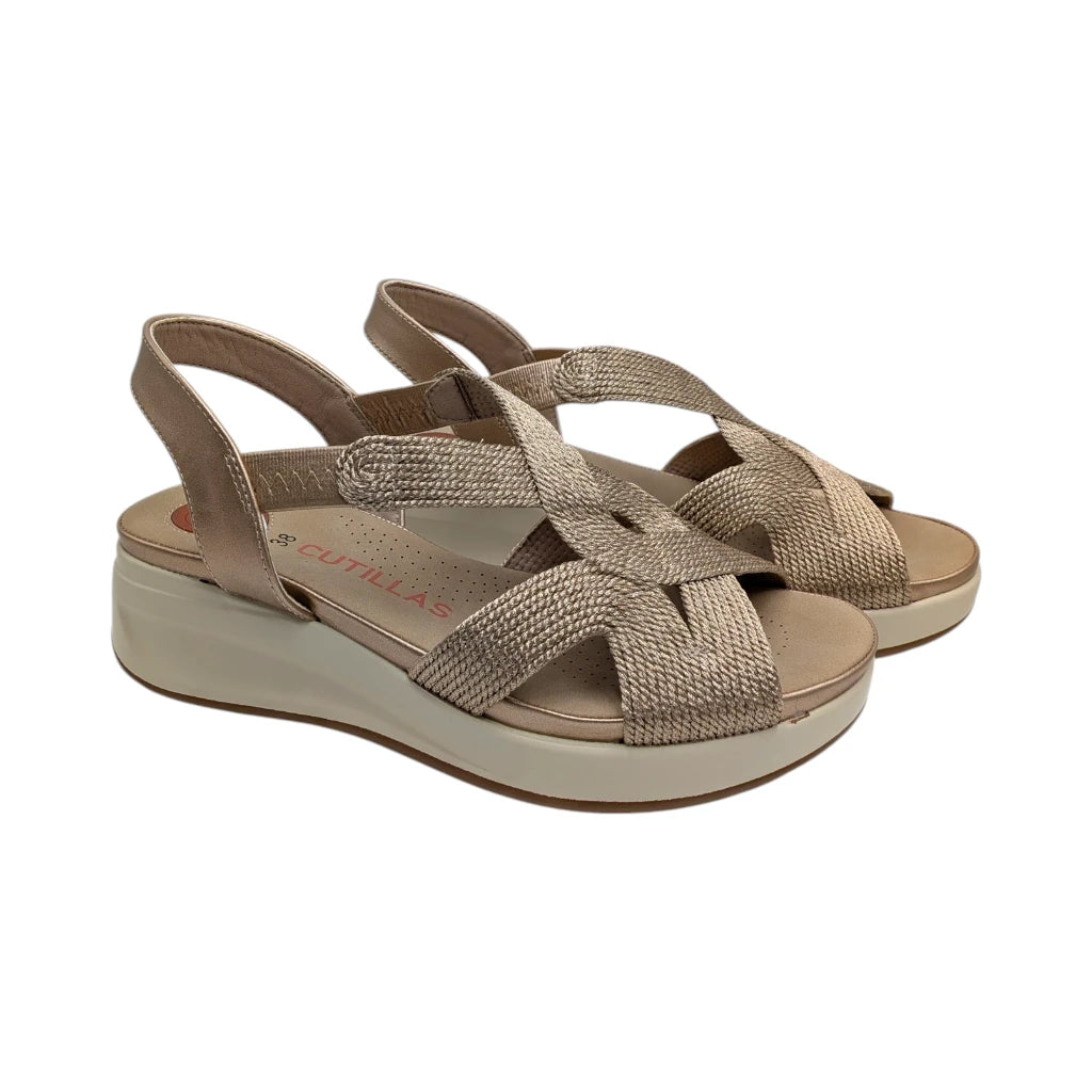 Sandalia Doctor Cutillas ancho especial color champagne vista lateral.