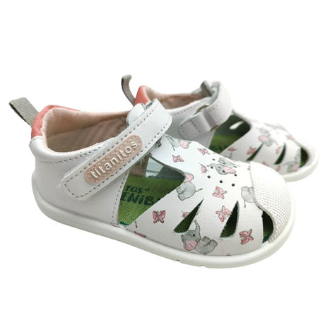 Sandalia blanca con estampados y puntera cerrada de niña