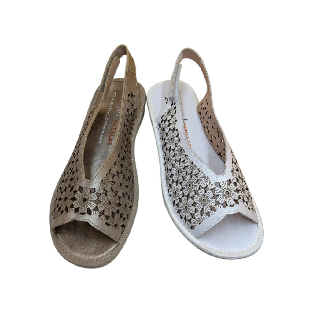 Detalle del cierre de velcro ajustable en sandalia de confort para mujer.