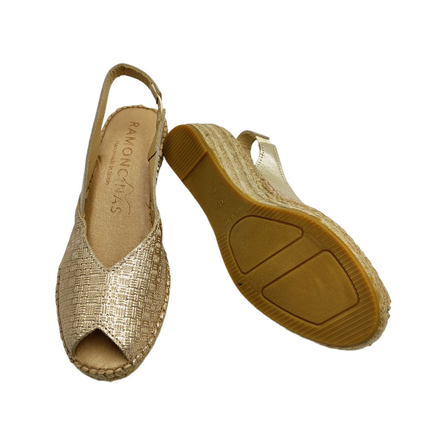 Cuña media de cáñamo con empeine de salón en tono dorado