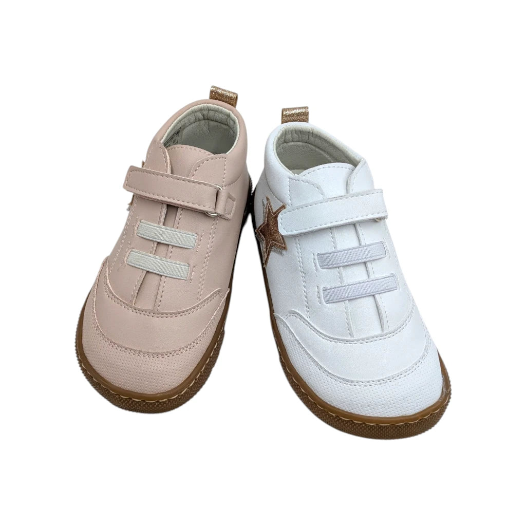 Botín barefoot de piel infantil Qkis en tono rosa maquillaje con velcro y elásticos.
