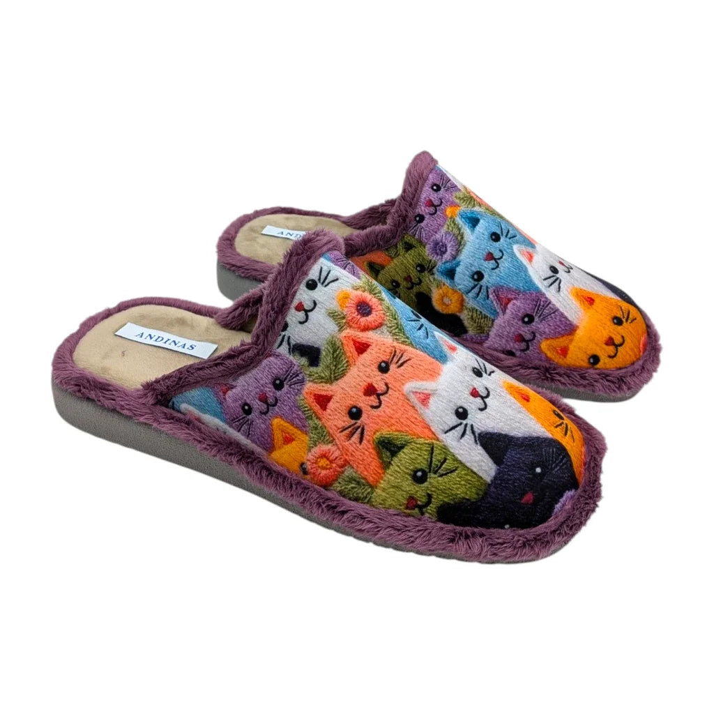 Par de zapatillas de casa para mujer marca Andinas con divertido estampado de gatos de colores.