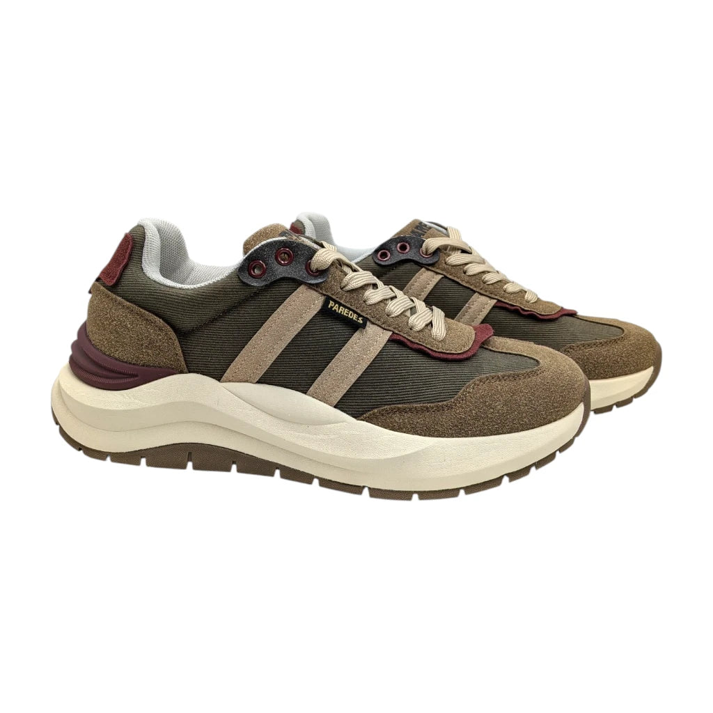 Zapatillas casuales de hombre Paredes Inazares en color marrón, oliva y detalles burdeos.