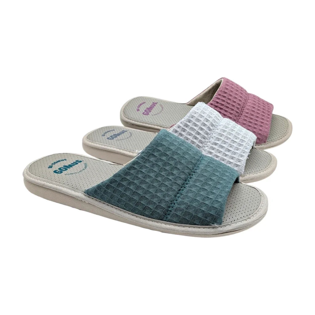 Zapatillas abiertas para el hogar marca Gomus en colores verde, gris y rosa con suela flexible, para verano.