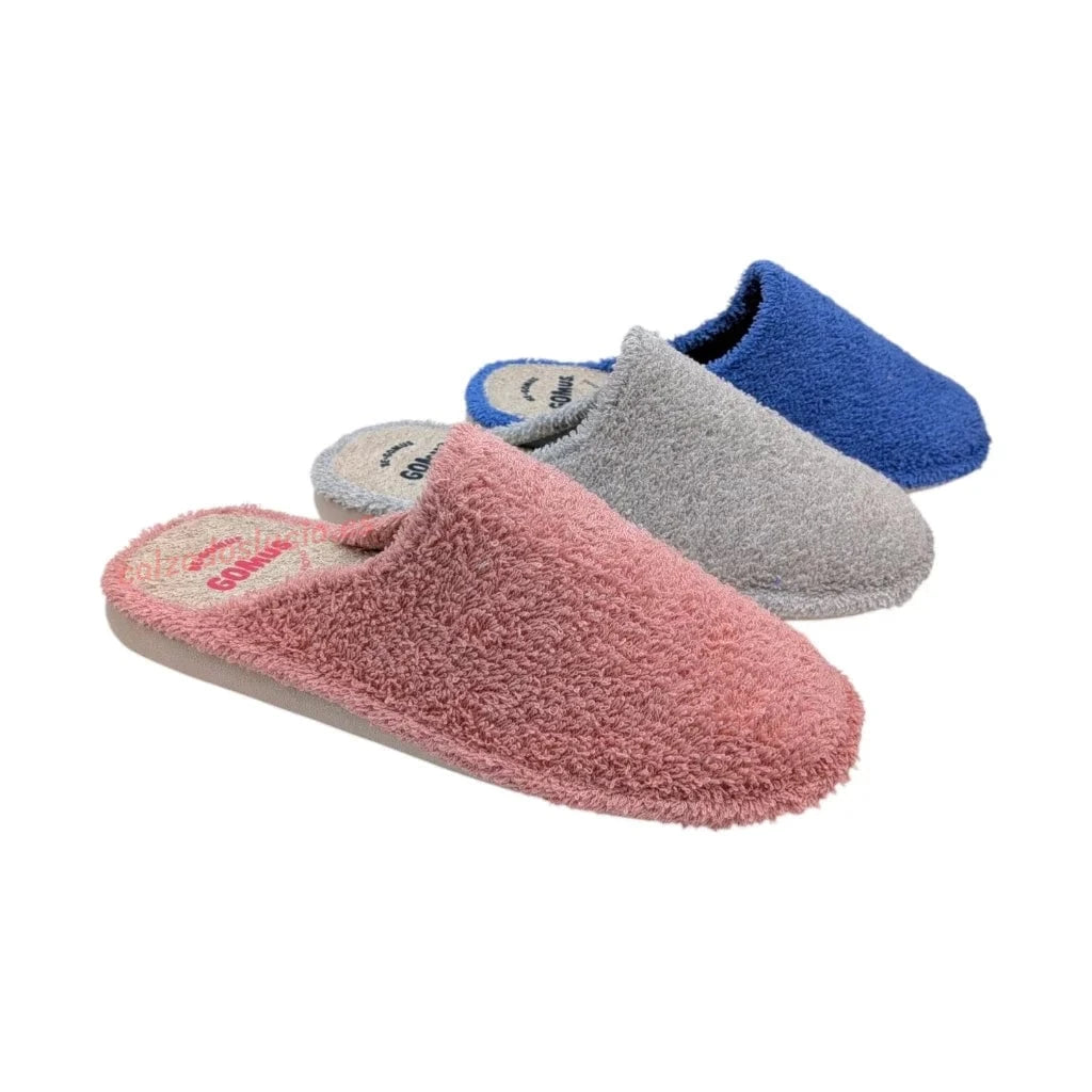 Primero plano Gomus zapatilla casa punta cerrada y talón abierto en rosa, modelo 670.