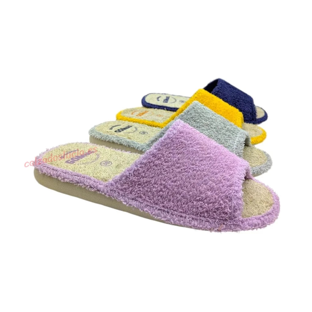 Perfil de zapatilla de estar por casa abierta por delante con suela ligera y confortable en color malva suave.