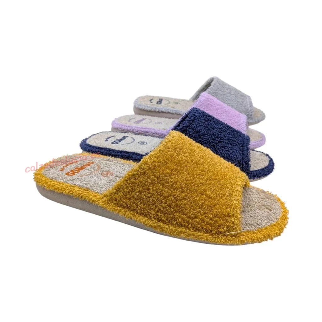 Zapatilla de casa color amarillo mostaza con tejido de toalla, cómoda y transpirable para pies delicados.
