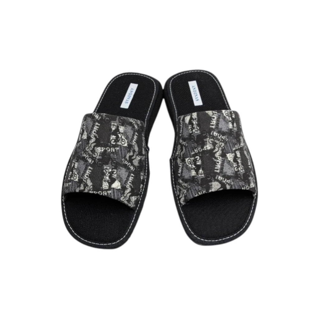 Diseño abierto y transpirable con estampado sport