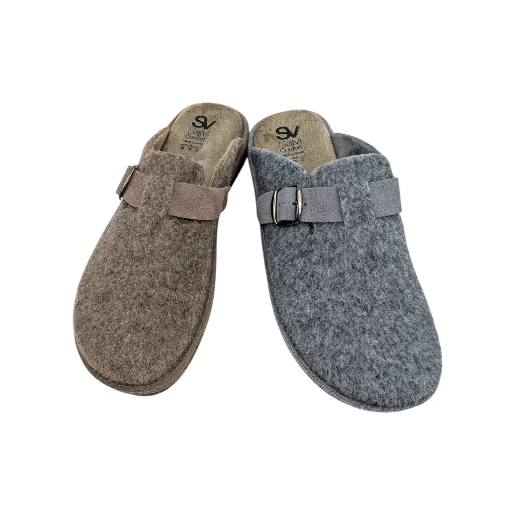 Pantufla de casa en fieltro Salvi Confort en tono tabaco y gris con hebilla regulable.