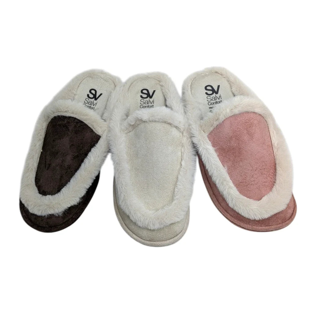 Vista de frente del empeine y la plantilla acolchada de las zapatillas de casa de peluche.