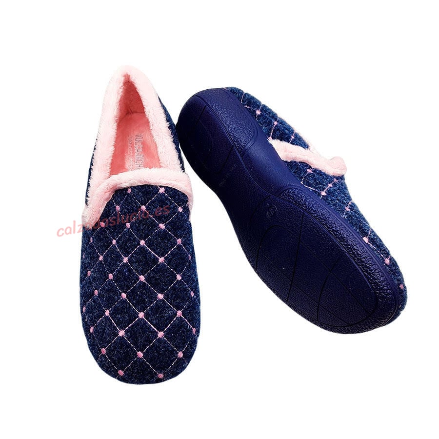 Zapatilla de casa tono oscuro y cuña