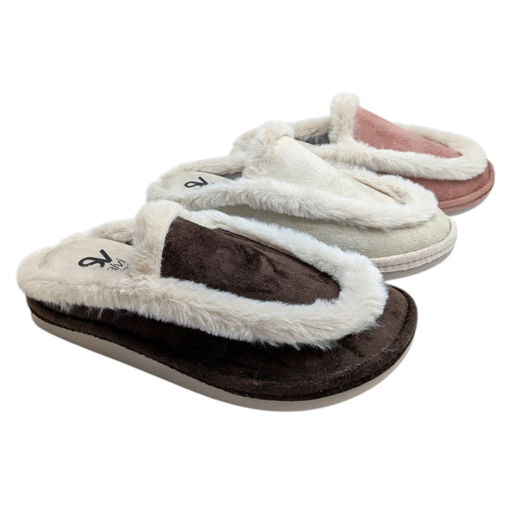 Primer plano de la zapatilla de casa de peluche en color cacao de Salvi modelo 75B028