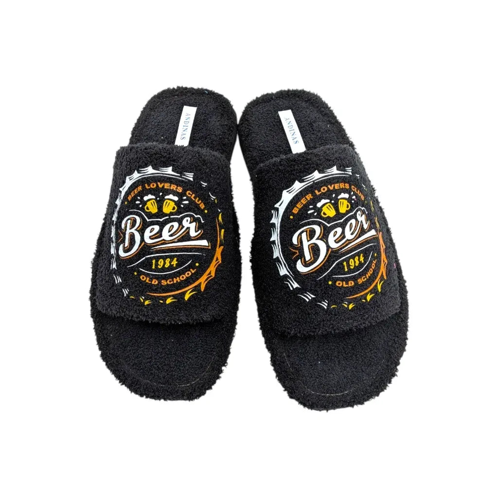 Primer plano del diseño "Beer" bordado en la zapatilla de casa Andinas de rizo.