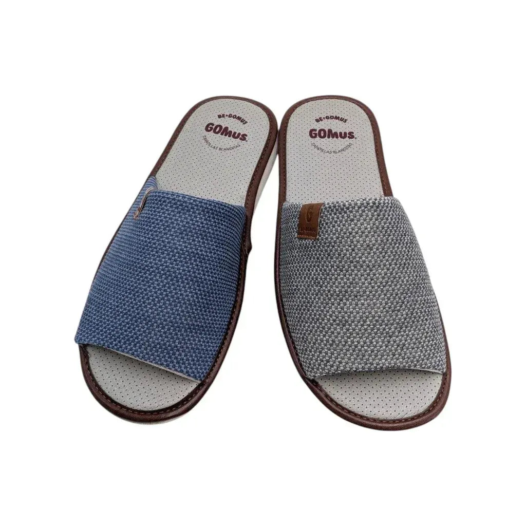 Detalle de la textura de la pala de tela tejida y la etiqueta GOMUS de la zapatilla de casa azul y gris