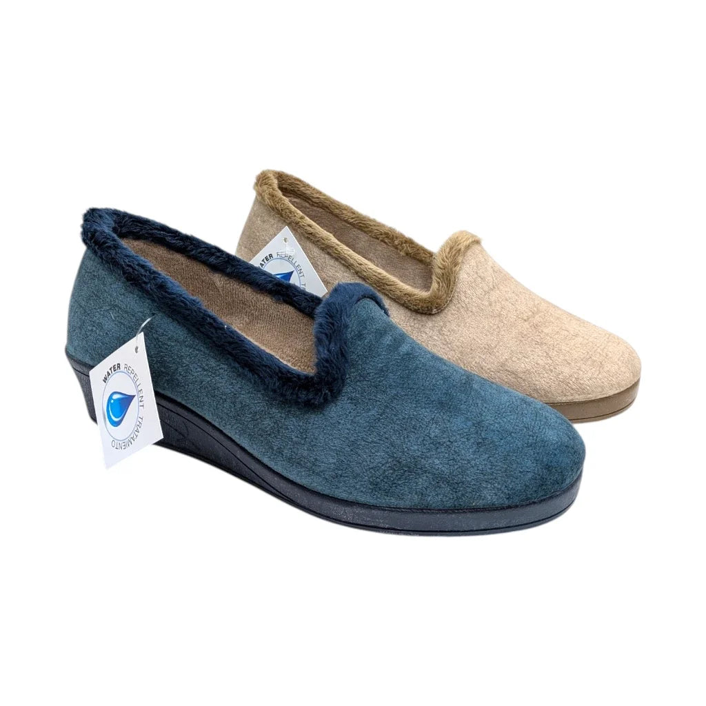 Zapatilla de casa cerrada con cuña media para mejor postura y confort en la mujer