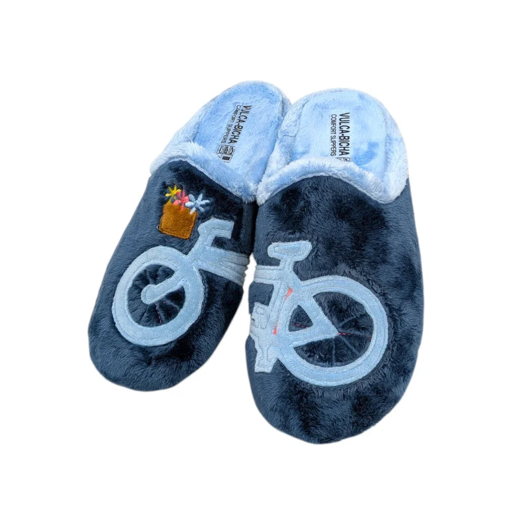 Vista de frente de las zapatillas de estar por casa Vulca Bicha con detalle de los bordados.