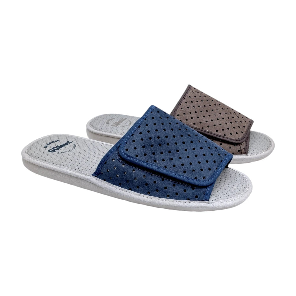 Pareja de zapatillas de estar por casa cómodas en color azul marino y marrón taupe.