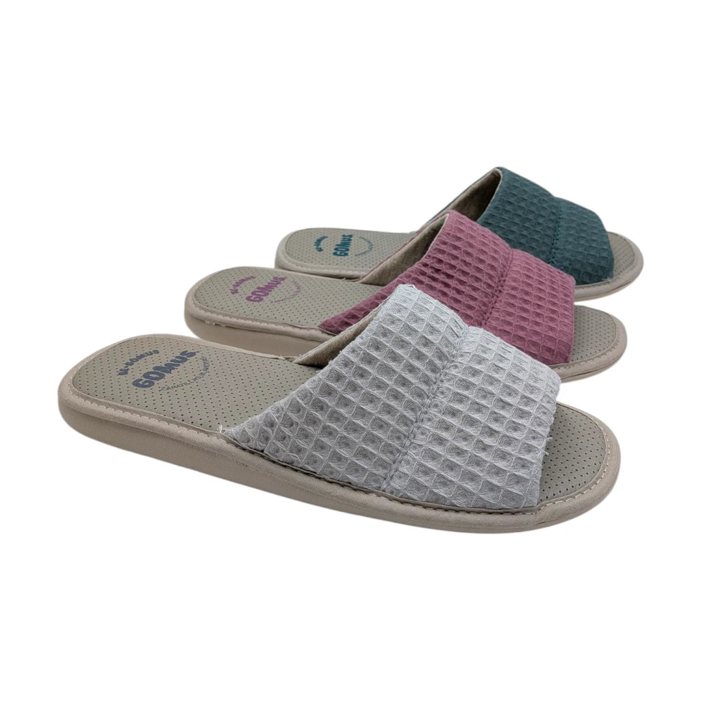 Perfil de zapatillas frescas y abiertas de casa para mujer, marca Gomus.