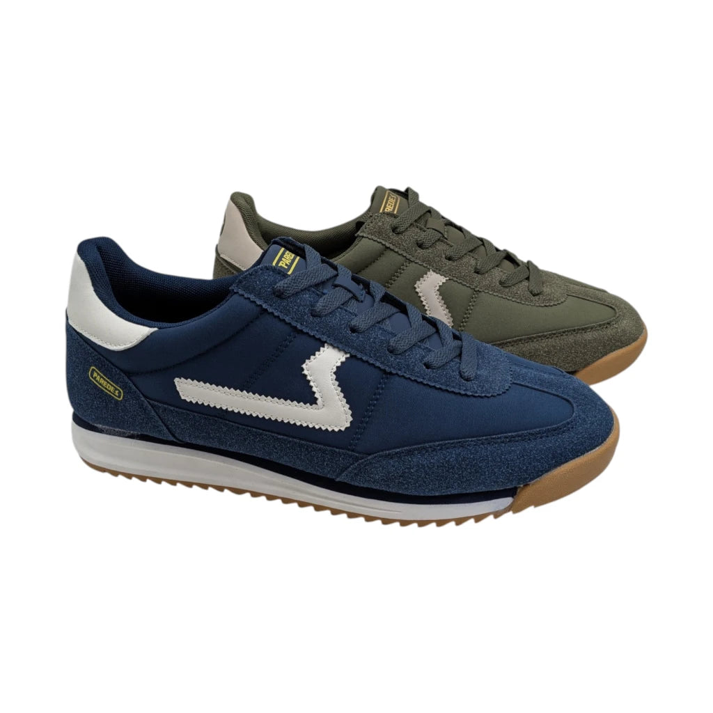 Primer plano zapatilla Gaibiel de Yumas en azul marino y detrás una en kaki