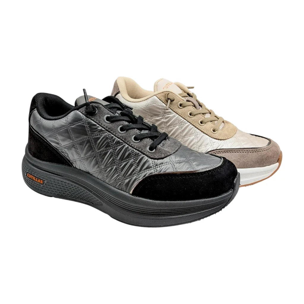 Vista lateral de la zapatilla acolchada Cutillas negra con suela gruesa ergonómica y detalles en ante negro.