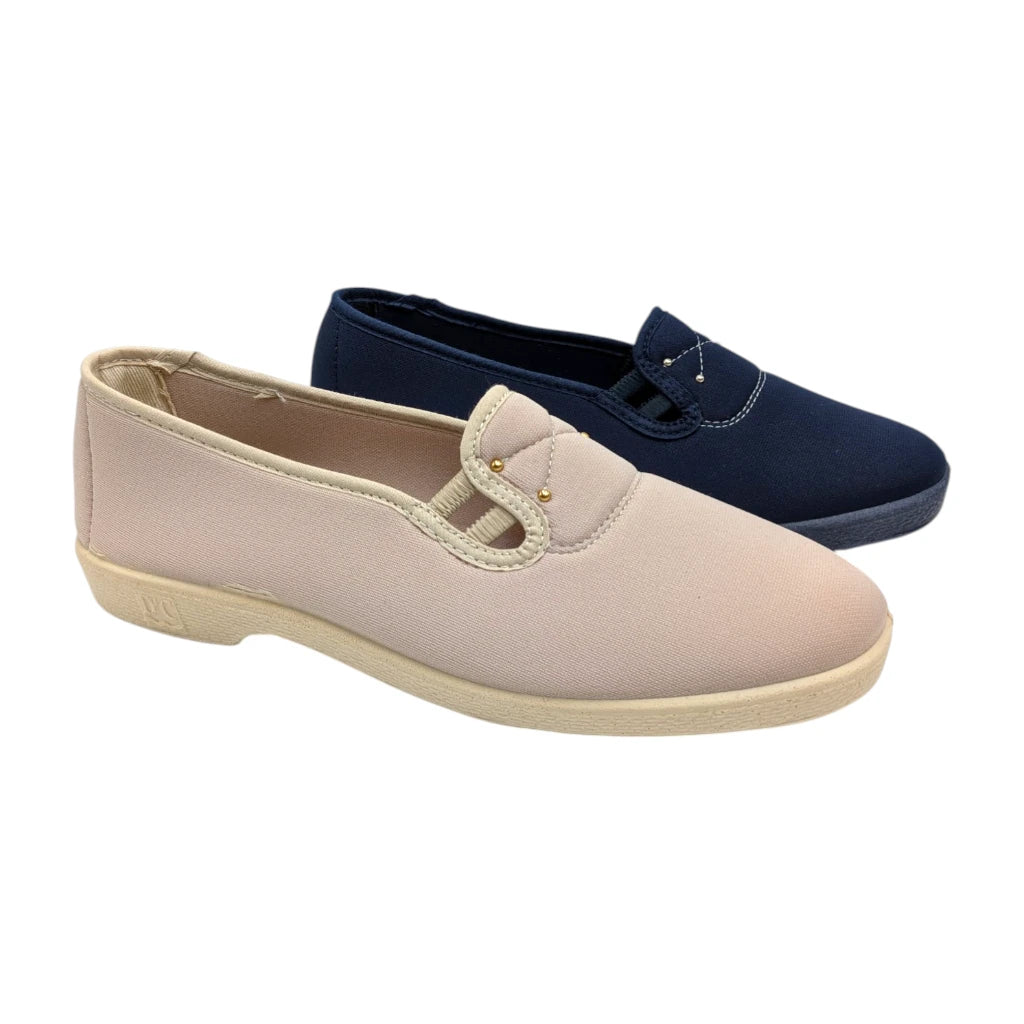 Vista lateral de zapatilla cómoda para pies delicados en color beige.