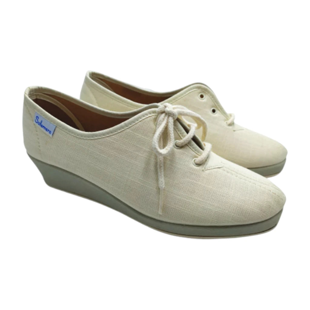 Zapatilla Salemera con cordones, tejido de lino y color crudo.