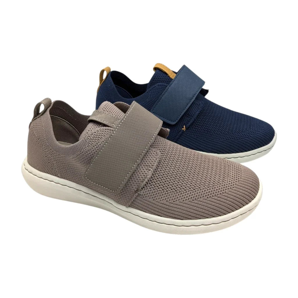 Zapatillas Doctor Cutillas 34811 en dos colores: tostado y azul marino, con cierre de velcro.