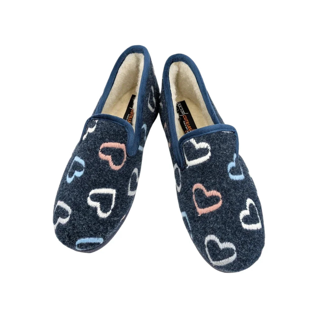 Par de zapatillas de casa cómodas Doctor Cutillas en paño de lana virgen azul con motivo de corazones.