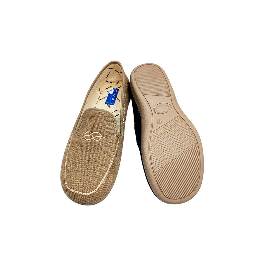 Lona de hombre mayor pies delicados