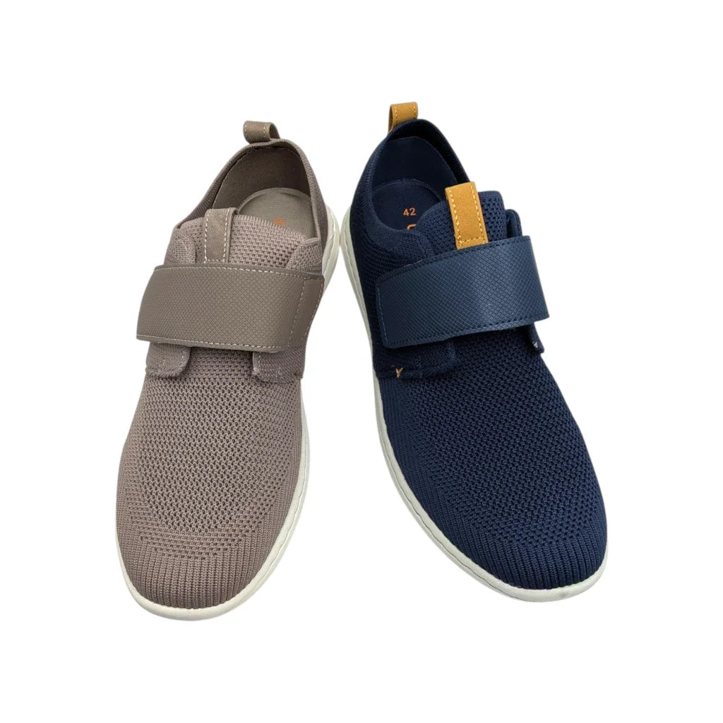 Primer plano del sistema de ajuste por velcro de la zapatilla confort modelo 34811.