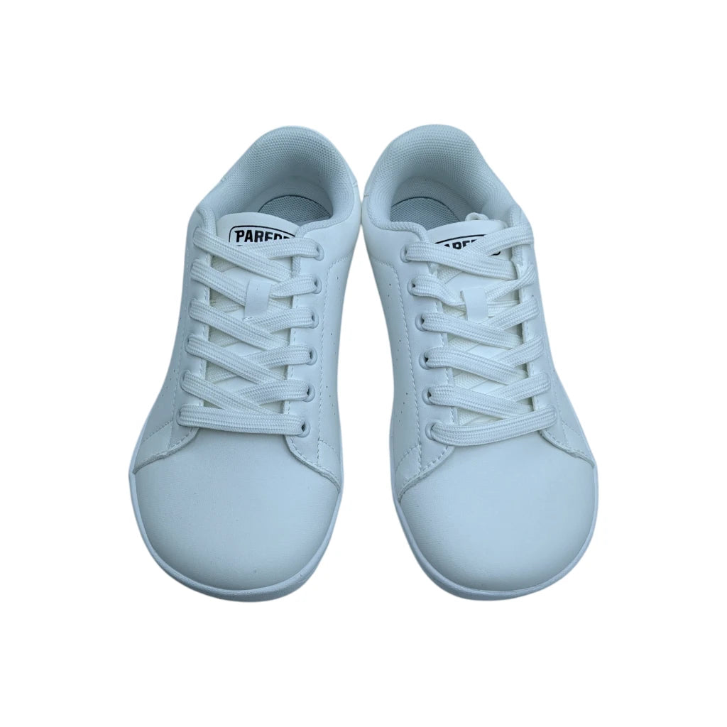 Zapatilla barefoot Paredes tenis blancos con puntera ancha y suela flexible.