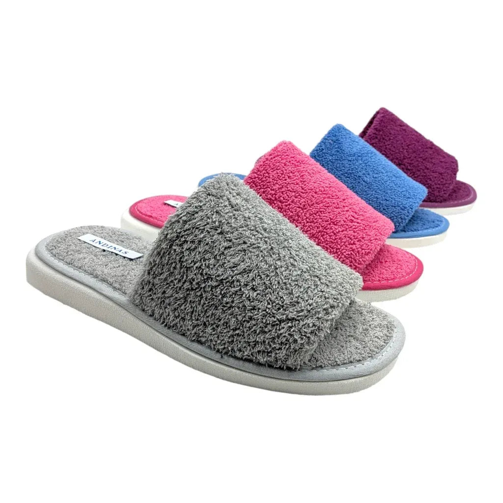Primer plano de zapatilla de rizo gris, fucsia, jeans y magenta de Andinas 550.