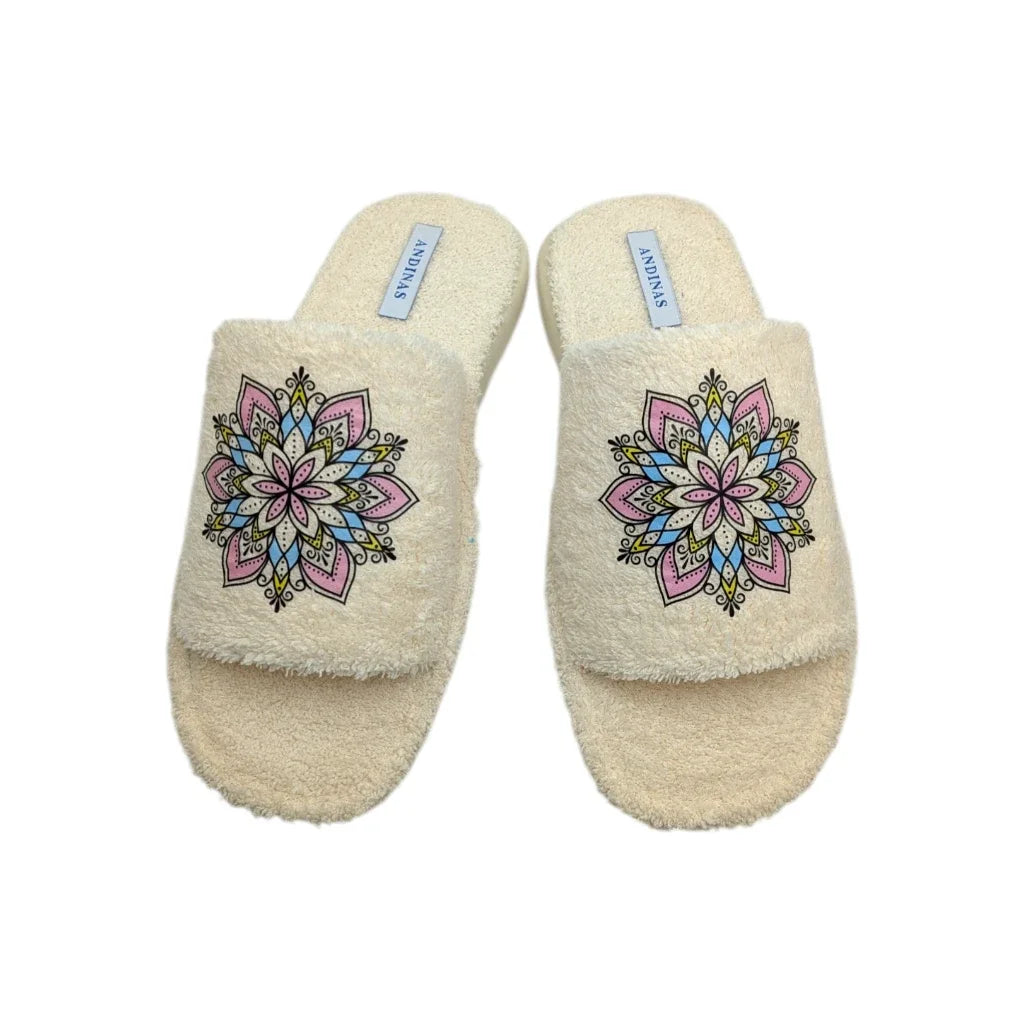 Primer plano del tejido tipo toalla de las zapatillas Andinas y detalle del dibujo mandala en tonos rosa, azul y amarillo.