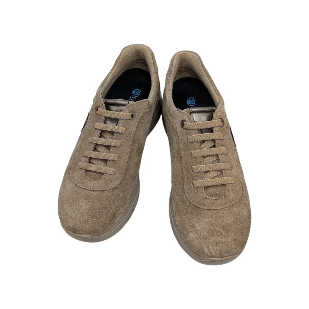 Vista frontal de cordones y empeine en zapatilla de serraje Laura Azaña.