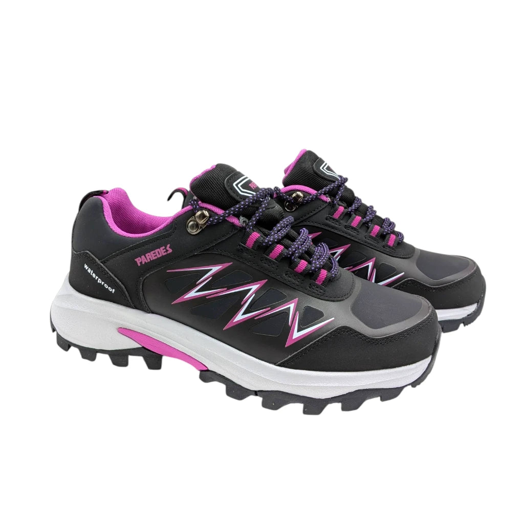 Zapatillas de trekking Paredes Arama negras con detalles en rosa fucsia sobre fondo blanco.