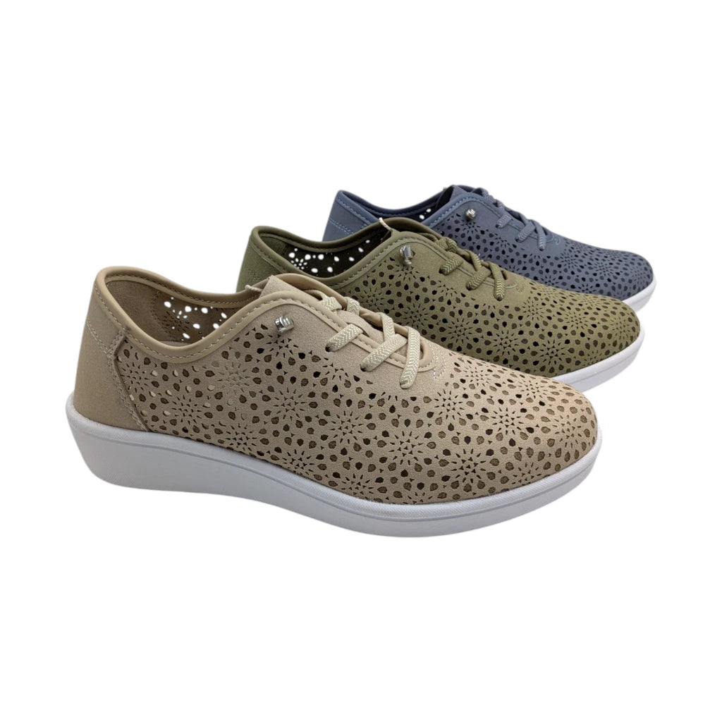 Zapatillas de mujer caladas marca Vulca-Bicha en colores beige, verde y azul con suela blanca.